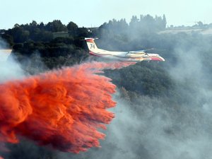 Lutte contre les incendies : composition, couleur rouge, utilité... ce qu'il faut savoir sur le retardant dégainé par les pompiers