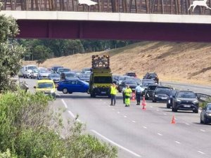 Encore un incendie en bord d'autoroute : un fourgon en flammes provoque un départ de feu, 125 pompiers mobilisés près de l'A8