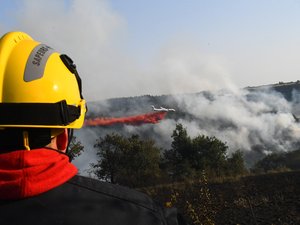 Risque de feux de forêt : ces trois départements sont en alerte rouge lundi, après les énormes incendies du week-end dans l'Aude et l'Hérault