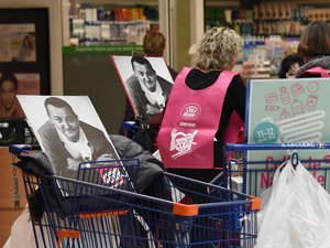 Baisser les réductions fiscales en cas de dons aux associations : l'une des pistes envisagées du gouvernement pour faire des économies