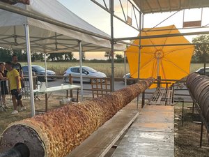 Pour 6 cm de plus, ce village de l'Aveyron bat une nouvelle fois le record du plus grand gâteau à la broche