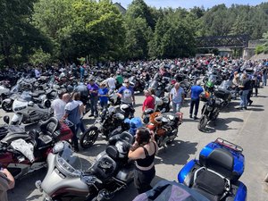 VIDEO. 900 motos sur le viaduc de Millau contre la mucoviscidose