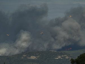 Incendie dans l'Aude : 2 000 hectares parcourus, feu encore actif, conditions de circulation... le point ce mardi matin