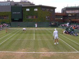 VIDÉO. Wimbledon : quand un tennisman sert dans la nuque de son coéquipier... et précipite l'abandon de son double