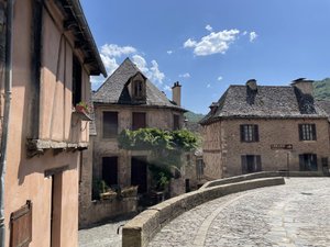 Votre été en Aveyron : architecture romane, orfèvreries médiévales et art contemporain, Conques, une terre de trésors et d'héritage à visiter