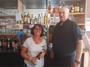 Elle vient de Bretagne, lui de l'Ain, ils ne se connaissent pas mais s'unissent pour sauver un café-restaurant en Aveyron