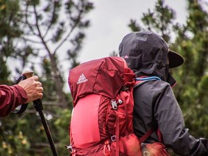 Drame lors d'une randonnée entre amis : un homme de 74 ans fait une chute mortelle d'une centaine de mètres en redescendant la montagne
