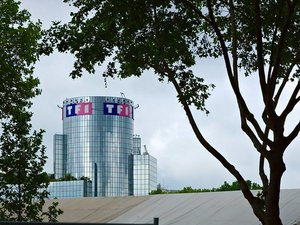 Un nouveau visage au JT de 13 heures, sur TF1 : jour de grande première pour Isabelle Ithurburu, ce lundi 14 juillet