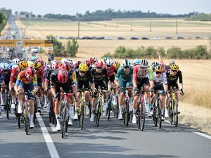 Tour de France 2025, étape 10 : les coureurs partent à l'assaut de la montagne en ce jour de Fête nationale
