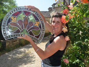 La vitrailliste Émilie Séguret ajoute des cordes à son art pour savoir tout rénover en Aveyron