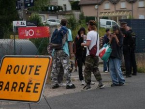 Une cinquantaine de véhicules tentent de quitter la rave-party en Lozère en forçant le barrage des forces de l'ordre : deux gendarmes blessés