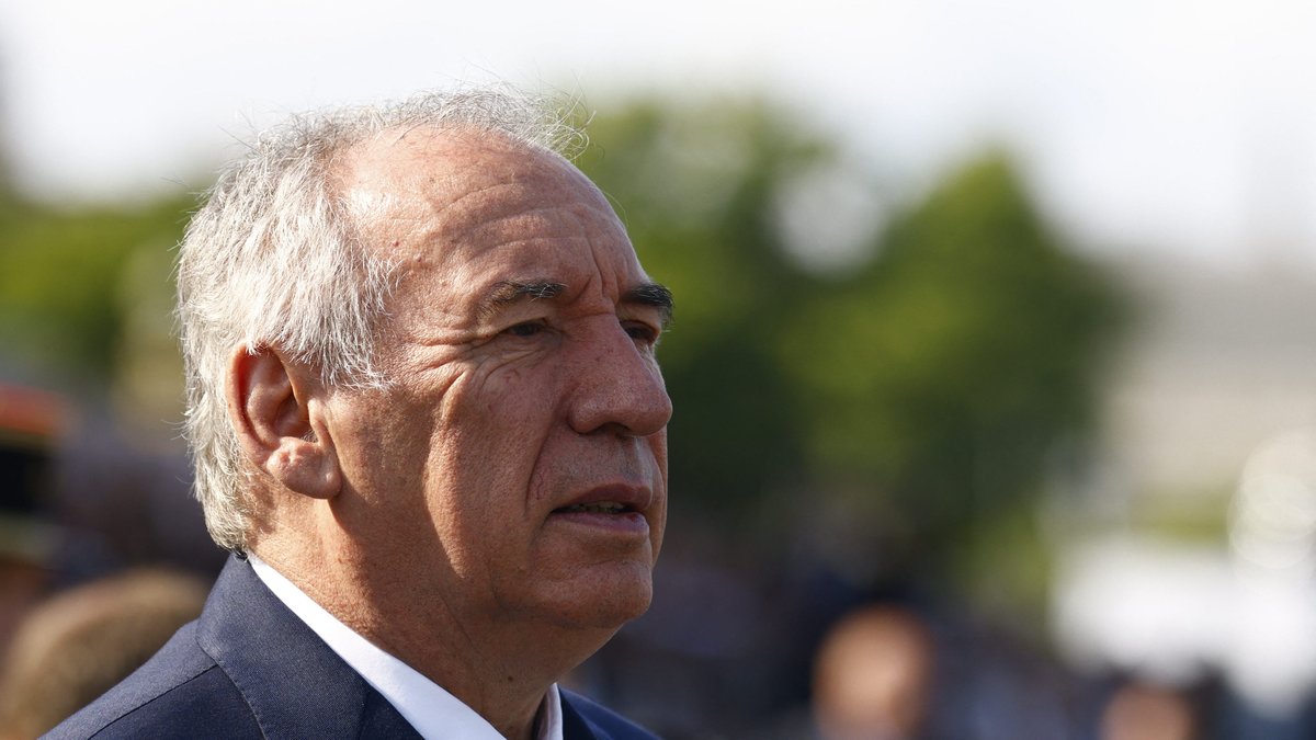 Vers la suppression de deux jours fériés : pourquoi François Bayrou ...