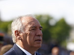 Vers la suppression de deux jours fériés : pourquoi François Bayrou propose-t-il le 8-Mai et le Lundi de Pâques ?