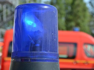 Il se déporte pour laisser passer l'ambulance mais finit sur le toit : le conducteur héliporté à l'hôpital