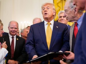 Le nom de Donald Trump figure sur une lettre d'anniversaire cochonne à Jeffrey Epstein : nouvelle révélation qui faire sortir le président américain de ses gonds