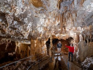 Plongée au coeur de 5 000 ans d'histoire humaine dans cette grotte de l'Aveyron