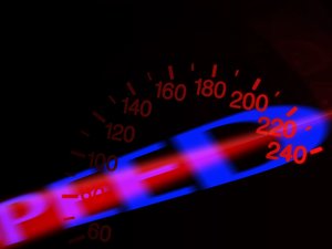 Un conducteur en conduite accompagné flashé à 175 km/h, concentré à écouter les conseils de sa mère, il explique ne pas avoir prêté attention à la vitesse