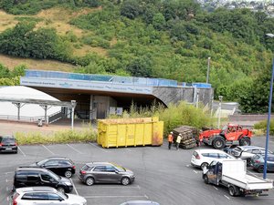 Objectif autonomie énergétique pour Rodez agglo : l'installation de panneaux photovoltaïques débute sur le toit de la piscine Aquavallon