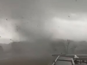 VIDÉO. Violents orages : les impressionnantes images de la tornade qui a balayé l'aéroport de Tours en pleine journée