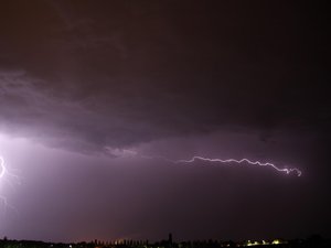CARTE. Météo : orages et fortes pluies, quatorze départements basculent en vigilance orange, trente sont alerte jaune, à quoi s'attendre à partir de minuit ?