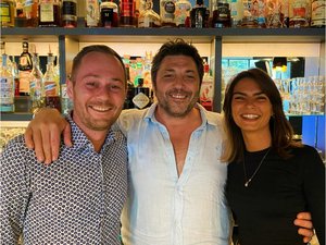 L'image du jour : un All Black derrière le comptoir, Byron Kelleher de passage à Rodez !