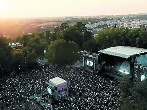 VDrone production prend encore un peu de hauteur : la société ruthénoise a pris des images du F'Estivada pour la diffusion sur France 4