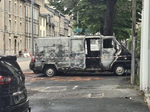 En Aveyron, un camping-car et une voiture entièrement détruits par les flammes