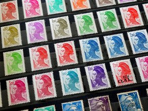 Votre argent : nouvelle hausse en vue du prix des timbres et des colis par La Poste dès le 1er janvier 2026, voici les nouveaux tarifs