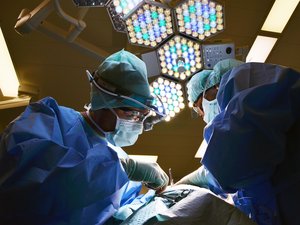 VIDÉO. Le tremblement de terre secoue l'hôpital, les chirurgiens poursuivent l'opération