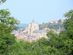 Votre été en Aveyron : prendre de la hauteur à Villefranche-de-Rouergue, cette randonnée qui monte vers le Calvaire et son point de vue imprenable