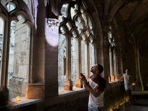 Une visite hors du temps à Villefranche-de-Rouergue : la nuit, la Chartreuse se dévoile sous un autre jour