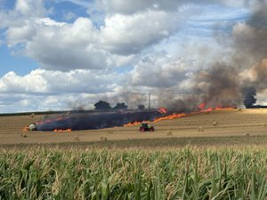 L'incendie part d'une presse à foin, l'engin agricole détruit par les flammes et 4 hectares de chaumes partent en fumée en Aveyron