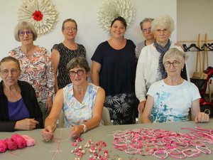 Octobre rose : dans cette commune de l'Aveyron, ces petites mains bénévoles qui confectionnent 200 bracelets et porte-clés pour la bonne cause