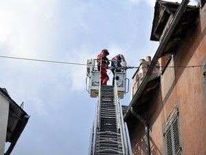 EN IMAGES. Rodez : une cheminée menace de s'effondrer en centre-ville, la rue Neuve en partie fermée