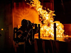 VIDÉO. Plus d'une centaine de sapeurs-pompiers mobilisés : l'une des plus importantes raffineries de Russie incendiée par une attaque ukrainienne