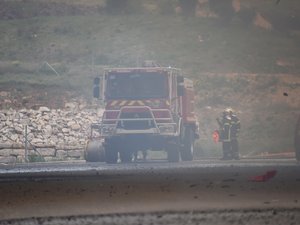 A75 : un camping-car prend feu au bord de l'autoroute, l'incendie s'étend à la végétation le long des deux voies de circulation