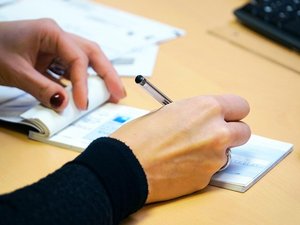 Paiement par chèques : pourquoi ça pourrait bientôt disparaître au moment de régler une amende ou ses impôts