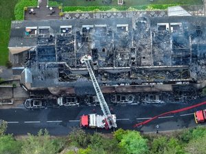 Violents incendies en Aveyron : les impressionnantes images de l'hôtel ravagé par les flammes, les clients ont échappé au pire