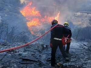 Incendie géant de l'Aude : une femme est morte brûlée dans sa maison, 13 blessés chez les habitants et les pompiers, la personne disparue retrouvée en vie