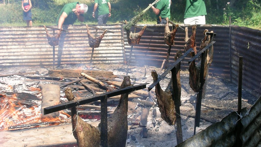 Espalion : L'Aligot Authentique et l'Agneau Rôti au Feu de Bois, un Voyage Culinaire Inoubliable