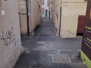Après une dispute au Ninja bar, il se promène dans les rues de Millau avec un sabre pour retrouver ses agresseurs