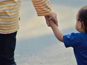 Déshydratés, pieds nus et couverts de bleus : deux enfants de 6 et 2 ans erraient dans la ville depuis trois jours