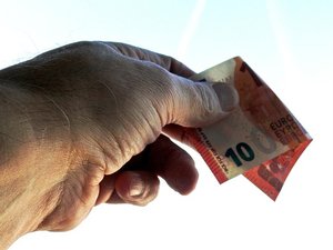 Tachés, déchirés, brûlés... Les billets de banque abîmés peuvent s'échanger gratuitement contre des neufs, on vous rappelle comment