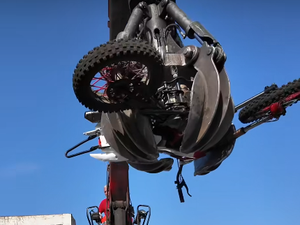 Le jour où deux adolescents qui roulaient sans casques sur une mini-moto trouvent la mort dans sa ville, le maire de Béziers fait une annonce choc