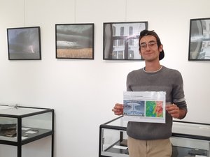 Avec sa collection de foudre et d'éclairs, un chasseur d'orages aveyronnais fait étape à l'office de tourisme de Decazeville