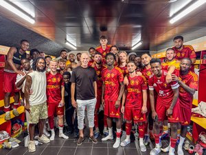 Football : Zinedine Zidane dans les vestiaires tout neufs du Raf pour le premier match des Ruthénois