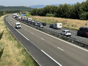 Une panne électrique dans un tunnel de l'autoroute A75 causent des pannes de véhicules, un gros bouchon entre Hérault et Aveyron