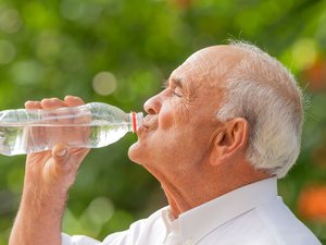 La canicule au maximum : contre les grandes chaleurs, boire de l'eau bien sûr... mais pas trop, et pas que
