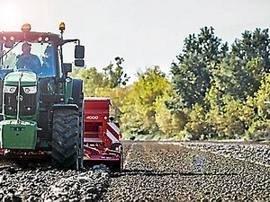 Eloi en mission dans le Sud-Aveyron pour faciliter la transmission des exploitations entre agriculteurs