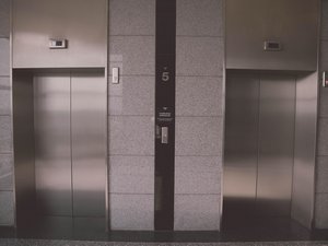 Qu'est-il arrivé dans cet ascenseur arrêté entre deux étages et un cadavre à l'intérieur ?